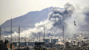 Alerta mundial por choque entre Irán y EE. UU.: cómo la crisis en Ormuz dispara el crudo y afecta a México