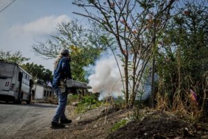 Fortalece Temixco la salud pública con Jornada Integral contra el Dengue  El presidente municipal Israel Piña Labra puso en marcha en la colonia Santa Úrsula la estrategia de prevención y control del dengue, que contempla:  Descacharrización    Termonebulización    Abatización    Acopio de neumáticos  Las brigadas municipales recorrerán colonias y comunidades para retirar objetos en desuso que acumulen agua, aplicar medidas de control larvario y realizar fumigaciones en zonas prioritarias