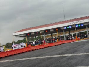 Integrantes de la CNTE tomaron la caseta de cobro de Tepoztlán, Morelos, liberando el paso a los automovilistas a cambio de cooperaciones voluntarias