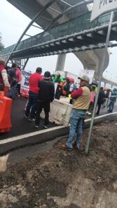 Cierre en Plaza de Cobro Tlalpan  Esta mañana continúa el bloqueo en ambos sentidos de la autopista México–Cuernavaca, a la altura de la Plaza de Cobro Tlalpan, por presencia de manifestantes