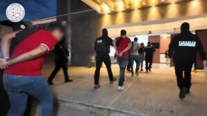 La Agencia de Investigación Criminal (AIC) cumplimentó órdenes de aprehensión contra tres hombres y una mujer por su presunta responsabilidad en el homicidio y asalto a cuentahabientes ocurrido en una sucursal bancaria de Cuernavaca