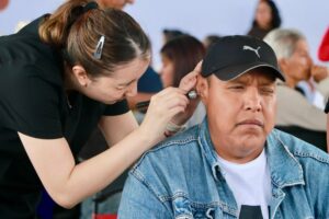 El Gobierno de la Tierra que nos Une concluyó con éxito la jornada de entrega de más de 1,200 aparatos funcionales y auxiliares auditivos, beneficiando a más de 900 personas de distintos municipios