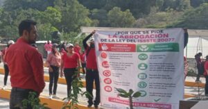 Paro Magisterial en Morelos   Hoy, maestras y maestros del estado dan paso libre a automovilistas en la caseta de Tepoztlán en respaldo al paro nacional y la huelga magisterial