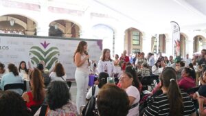 ‍ Reconocen beneficiarias de “Corazón de Mujer” respaldo de la gobernadora Margarita González Saravia  Miles de mujeres de Cuernavaca, Huitzilac, Tepoztlán y Jiutepec recibieron sus tarjetas del programa Corazón de Mujer, durante una jornada encabezada por la gobernadora Margarita González Saravia en la Plaza Emiliano Zapata