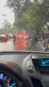 🟠 #AvisoVial 🟠  Esta mañana, un vehículo volcó sobre la Glorieta de la Paz, al norte de #Cuernavaca