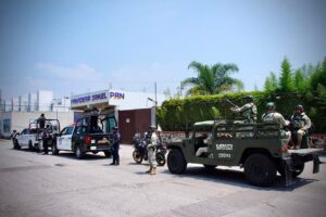 ️ ¡REFUERZAN LA SEGURIDAD Y LA PAZ EN CUAUTLA!   Como parte de los acuerdos del Plan Cuautla, por segunda semana consecutiva se mantiene el despliegue de Bases de Operaciones Interinstitucionales (BOI) en 14 colonias prioritarias del municipio para prevenir y combatir delitos de alto impacto
