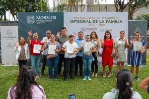 ¡Familias morelenses se capacitan para construir un mejor futuro!   El SEDIF entregó constancias a integrantes de 24 Grupos de Desarrollo que concluyeron capacitaciones del Programa de Salud y Bienestar Comunitario (PSBC)    Participaron grupos de Tepoztlán, Jiutepec, Huitzilac, Temixco y Xochitepec  58 capacitaciones impartidas por Icatmor durante la primera etapa de 2026  Entre los cursos:  panadería y repostería artesanal,  costura y confección,  productos lácteos y mermeladas, ️ corte de cabello,  economía solidaria y  huarache artesanal  “Este documento representa su dedicación, su compromiso y el deseo de construir un mejor futuro para sus familias, sus comunidades y para Morelos”, destacó Jorge Erik Alquicira Cedillo, director general del SEDIF ️  “Hoy cuentan con más herramientas y habilidades para generar una economía en sus comunidades”, señaló Verónica Morales Hernández, directora del Icatmor ️   Actualmente el SEDIF acompaña a 141 Grupos de Desarrollo con capacitación, proyectos productivos, orientación alimentaria y huertos de traspatio   #SEDIFMorelos #GruposDeDesarrollo #Icatmor #DesarrolloComunitario