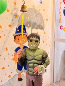 ¡Otro pequeño guerrero vence al cáncer!   Cristian, de 7 años, tocó la Campana de la Victoria en el OncoCREAN del IMSS Morelos, tras concluir su tratamiento que inició en 2022   Fue recibido entre una valla de trabajadores y derechohabientes, y dejó su huella en el Árbol de la Vida   “Es un logro más de un equipo de especialistas