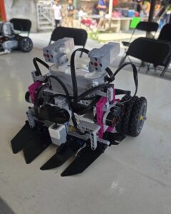 ¡IMAGINACIÓN Y TECNOLOGÍA! CELEBRAN EL 1ER TORNEO DE ROBÓTICA “ROYALE BOT 2026”   La Secretaría de Educación, encabezada por Karla Aline Herrera Alonso, reconoció el talento, esfuerzo y creatividad de las y los participantes del primer torneo de robótica en la Región Oriente, realizado en la Escuela Primaria “Josefa Ortiz de Domínguez” en Tlacotepec