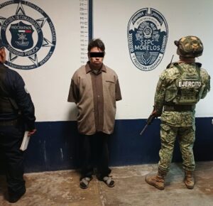 Detienen a un hombre con un arma en Axochiapan  La SSPC Morelos, el Ejército Mexicano y la Policía Municipal hacían un recorrido de prevención en la calle Barranca Los Reyes, colonia Los Reyes