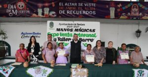 Artesanas de Cuentepec, en Temixco, mostraron sus piezas de barro en “Manos Mágicas, Expo Venta Artesanal”   El presidente municipal Israel Piña Labra reconoció a Agapita Estrada Olivares, primer lugar nacional en barro natural en el Gran Premio Nacional de Arte Popular 2026   Además de la venta, hubo un taller de barro de Cuentepec para conocer de cerca esta tradición alfarera   #Temixco #Cuentepec #Artesanías