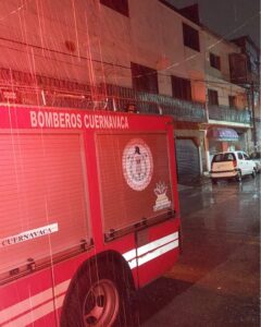 ️ Por las lluvias, la SEPRAC de Cuernavaca, con Bomberos y Protección Civil, atendió reportes en varias colonias    Centro, calle Abasolo: retiraron escombros y basura de las alcantarillas para que corriera el agua