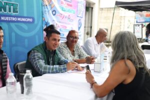 El alcalde Eder Rodríguez Casillas (@EderJiutepec) encabezó otra jornada de “De la Mano con tu Presidente” en Jiutepec   Atendió las peticiones de vecinas y vecinos de la colonia, junto con las brigadas “DIF Cerca de Ti” y “Jiutepec con Corazón”, que dieron servicios gratuitos para la comunidad ‍  #Jiutepec #DeLaManoConTuPresidente