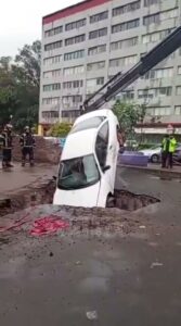 ️ Un auto quedó atrapado de la parte delantera en un socavón que se abrió esta mañana en la colonia Nonoalco Tlatelolco, alcaldía Cuauhtémoc, CDMX   Fue en el cruce de avenida Manuel González (Eje 2 Norte) y calle Lerdo, frente al Hospital General de Zona No