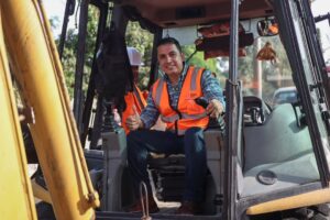 ¡Arrancan dos obras más en Jiutepec!   En la colonia José López Portillo, el alcalde Eder Rodríguez Casillas dio el banderazo de inicio a:   Pavimentación con concreto hidráulico en calle M