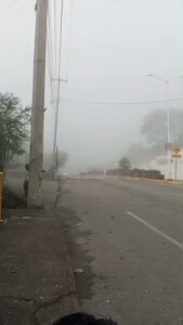 Esta mañana se reportó una densa capa de neblina sobre la carretera federal Cuernavaca-Taxco, a la altura del poblado de Acatlipa en Temixco