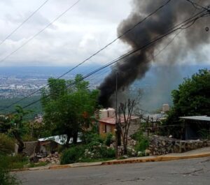 Esta tarde hubo un incendio en una casa de la calle Tabasco, colonia Cerro de la Corona, en Jiutepec   Protección Civil, con ayuda de vecinas y vecinos, apagó el fuego y enfrió los puntos calientes para eliminar el riesgo en la zona   No hubo personas lesionadas, solo daños materiales   #Jiutepec #ProtecciónCivil