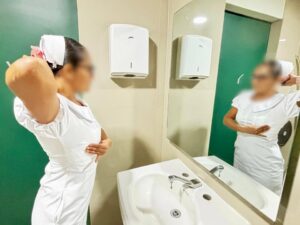 El IMSS en Morelos recomienda a las derechohabientes autoexplorarse los senos cada mes desde los 20 años, para detectar cambios a tiempo   La enfermera María Isabel Martínez Andriano dijo que conviene hacerlo siete días después de la menstruación y aprender a conocer los senos según el periodo del mes, la edad y circunstancias como el embarazo