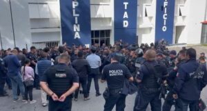 Policías de Cuernavaca exigieron esta mañana una respuesta sobre su salario