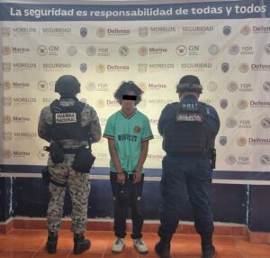 Detienen a un hombre con seis dosis de presunto cristal en Cuautla  Durante un operativo del Plan Cuautla, la SSPC Morelos, la Guardia Nacional y la Policía Municipal vieron a un hombre en la calle Río Cuautla que, al notar a los policías, intentó huir   Al revisarlo, le encontraron seis bolsitas con una sustancia granulada blanca, con características similares al cristal   Marcos “N”, de 35 años, quedó a disposición de la autoridad por presuntos delitos contra la salud ️  #Cuautla #Morelos #Seguridad