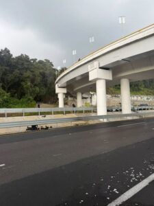 Esta tarde hubo un accidente de policías en el kilómetro 70 de la autopista México-Cuernavaca, a la altura de la desviación a Tepoztlán   Presuntamente cayeron del puente del tramo La Pera-Cuautla