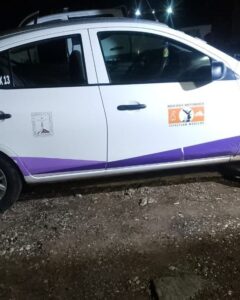 Detienen a tres hombres y recuperan un taxi robado en Tepoztlán  La SSPC Morelos, la Guardia Nacional, el Ejército y la Policía Municipal actuaron en la carretera Cuernavaca-Tepoztlán, a la altura de Santa Catarina, tras el reporte por radio del robo de un Nissan Versa blanco con logotipos de taxi   Un hombre detuvo a los policías y señaló un vehículo como suyo