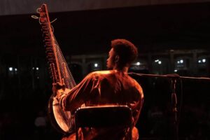 Momi Maiga, músico y compositor senegalés, tocó en la tercera fecha del Festival Internacional Cervantino 2026, en la Plaza General Emiliano Zapata Salazar, en Cuernavaca   Mezcló la música de África Occidental con jazz e influencias mediterráneas
