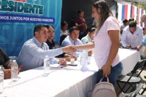 El alcalde Eder Rodríguez Casillas (@EderJiutepec) visitó la colonia Josefa Ortiz de Domínguez, en Jiutepec, con el programa “De la Mano con tu Presidente”   Atendió las solicitudes de vecinas y vecinos, y con “DIF Cerca de Ti” y “Jiutepec con Corazón” se dieron servicios gratuitos ‍  #Jiutepec #DeLaManoConTuPresidente